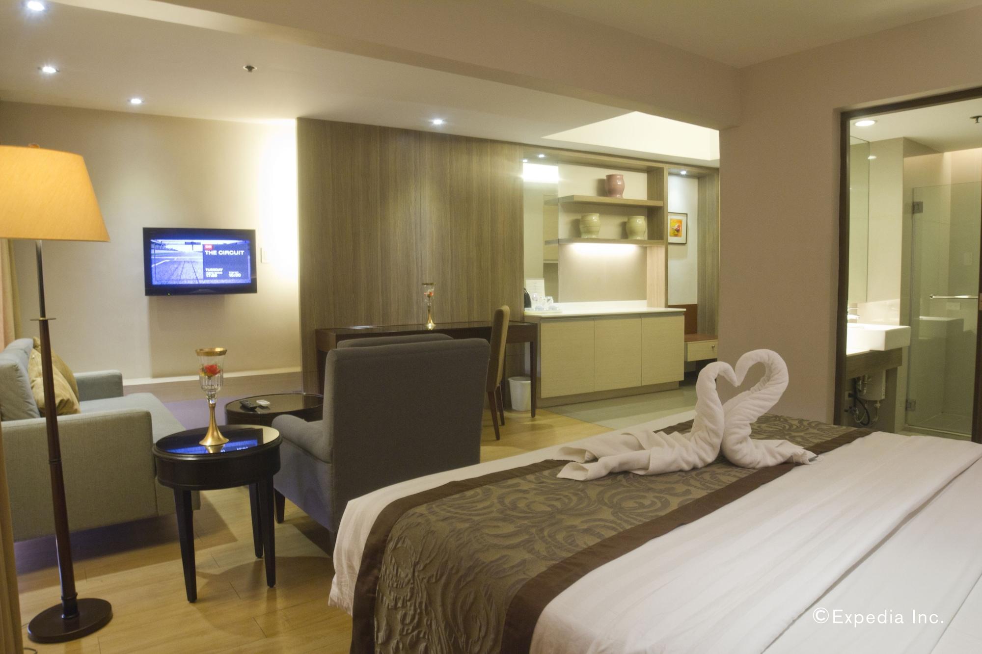 Imperial Palace Suites Quezon City Exterior foto