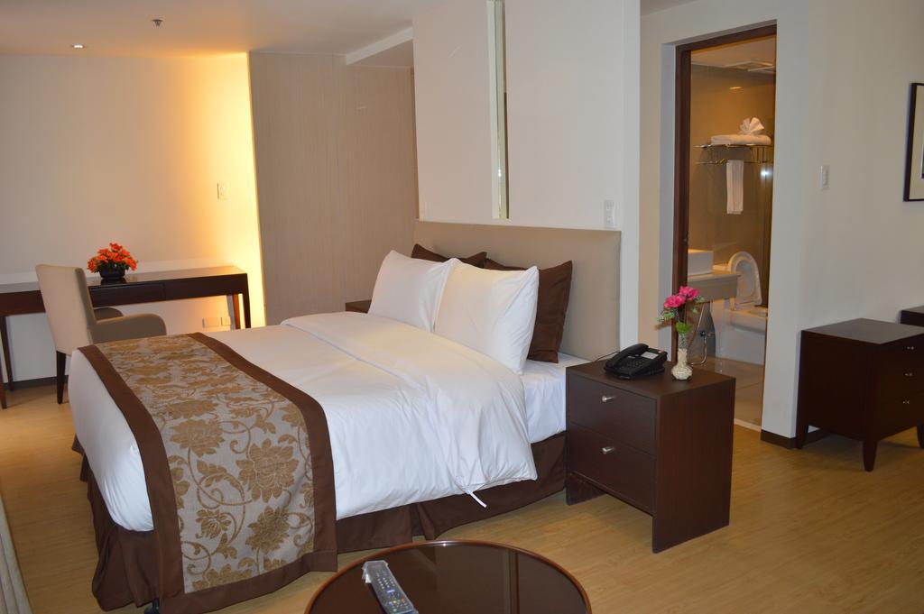 Imperial Palace Suites Quezon City Exterior foto