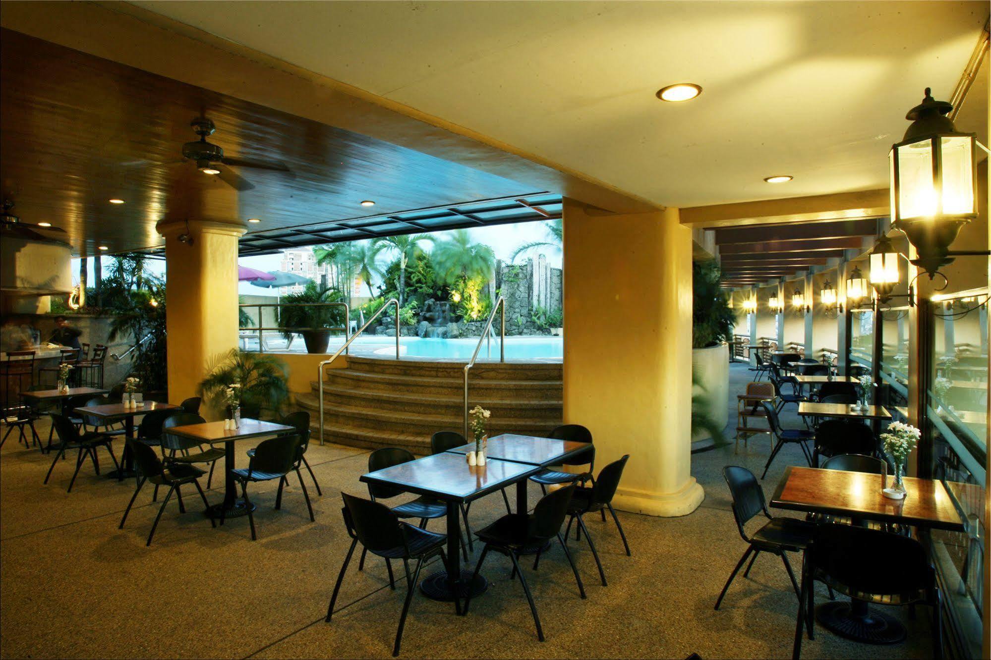 Imperial Palace Suites Quezon City Exterior foto
