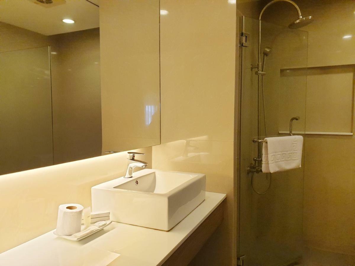 Imperial Palace Suites Quezon City Exterior foto