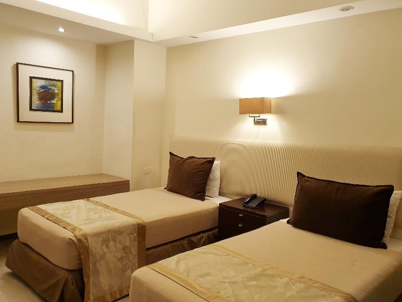 Imperial Palace Suites Quezon City Exterior foto